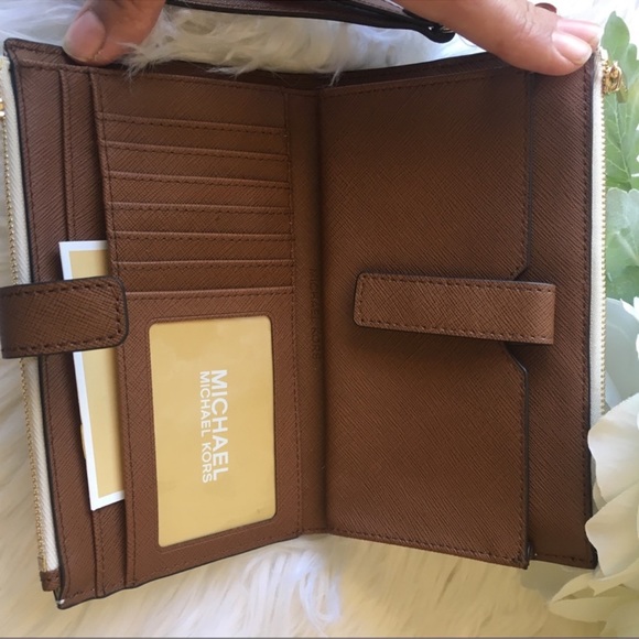 Michael Kors Jet Set Travel MK Flat multifunction Phone Wallet Wristlet Vanilla - Picture 7 of 10